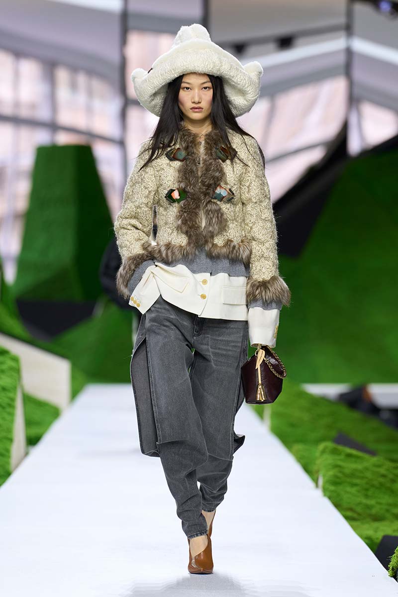 Couture jeans op de catwalk in Parijs. Photo courtesy of Louis Vuitton