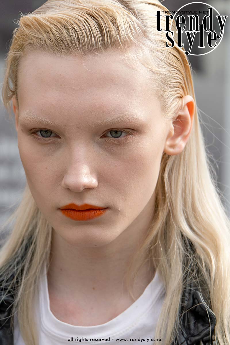 Oranje lippenstift in een clean face bij Mugler. Foto Charlotte Mesman