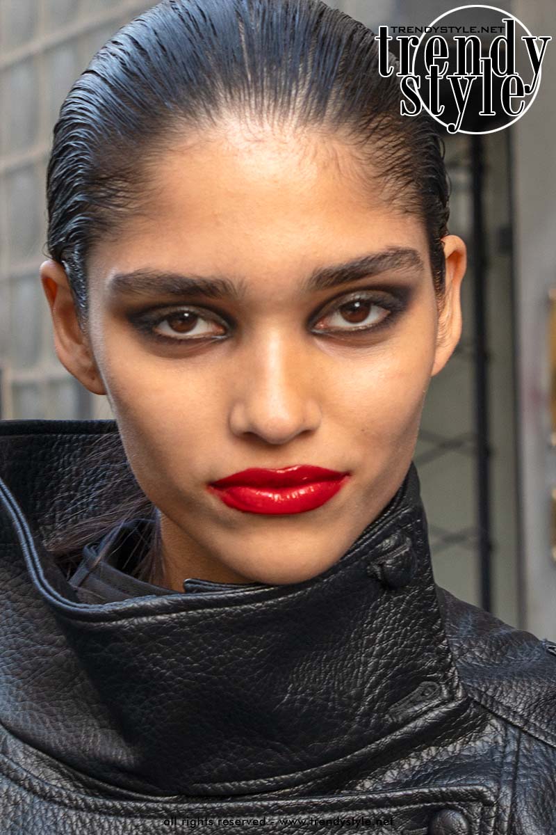 Een make-up look, geïnspireerd door Addicted to Love van Robert Palmer, met oranjerode glossy lippen bij Jean Paul Gaultier. Foto Charlotte Mesman
