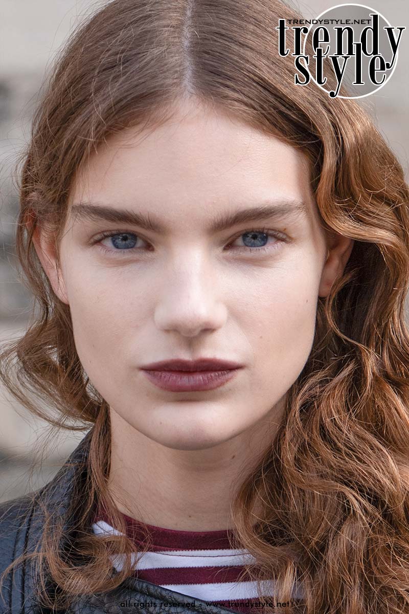 Donkerrode lippenstift bij Carven in Parijs. Foto Charlotte Mesman
