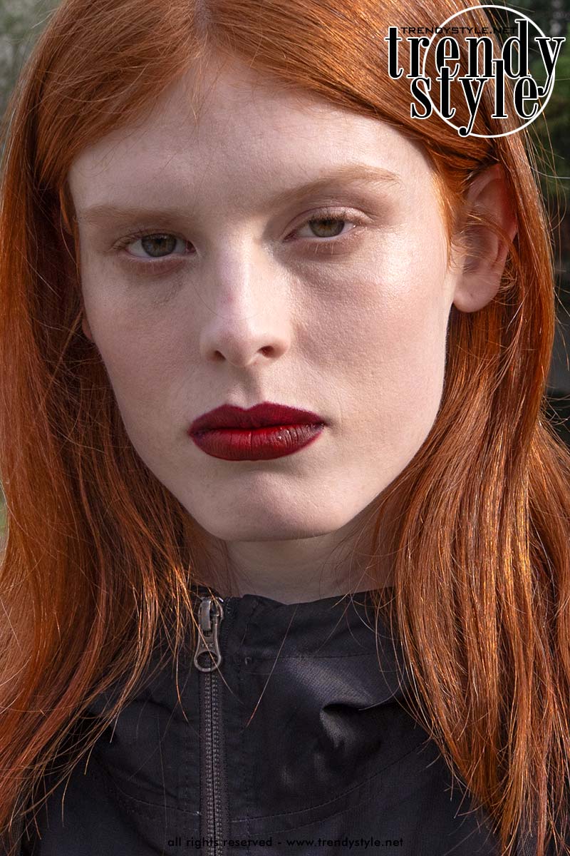 Perfect gestifte dieprode lippenstift met matte finish bij Lanvin. Foto Charlotte Mesman
