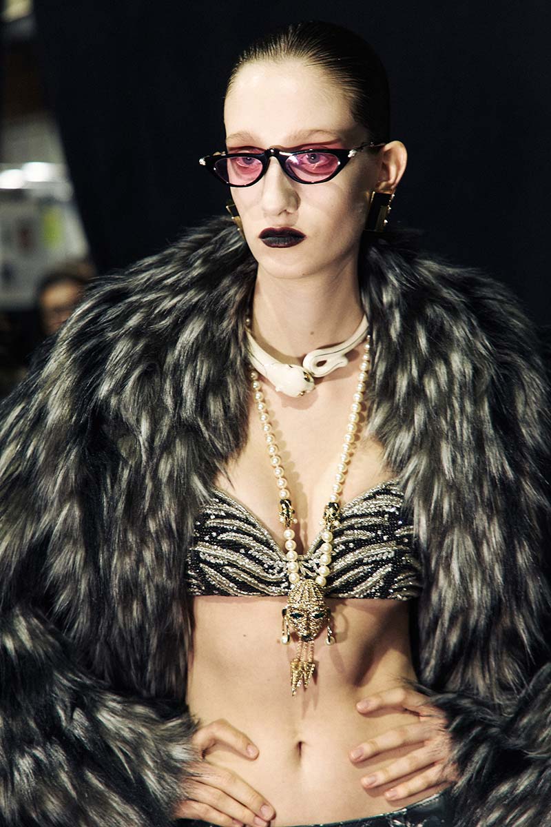 Donkere pruimrode lippenstift backstage bij Roberto Cavalli herfst winter 2026-2027. Photo courtesy of Roberto Cavalli