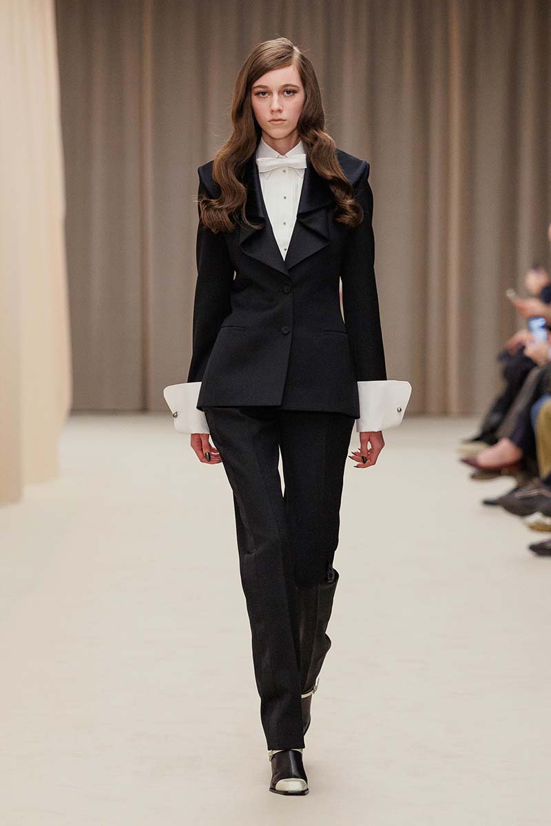 Tailoring wordt steeds belangrijker. Fijn gesneden blazers gaan langzaam maar zeker de plek van oversized jasjes innemen. Photo courtesy of McQueen