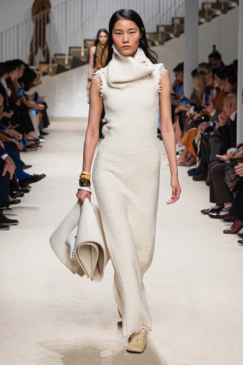 Zachtleren retro sneakers en ballerina's met vintage inspiratie blijven on trend. Photo courtesy of Tod's