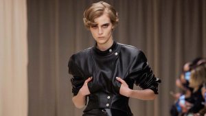 Getailleerd leren jack met scherpe schouders op de catwalk van McQueen voor herfst winter 2026 2027. Photo courtesy of McQueen