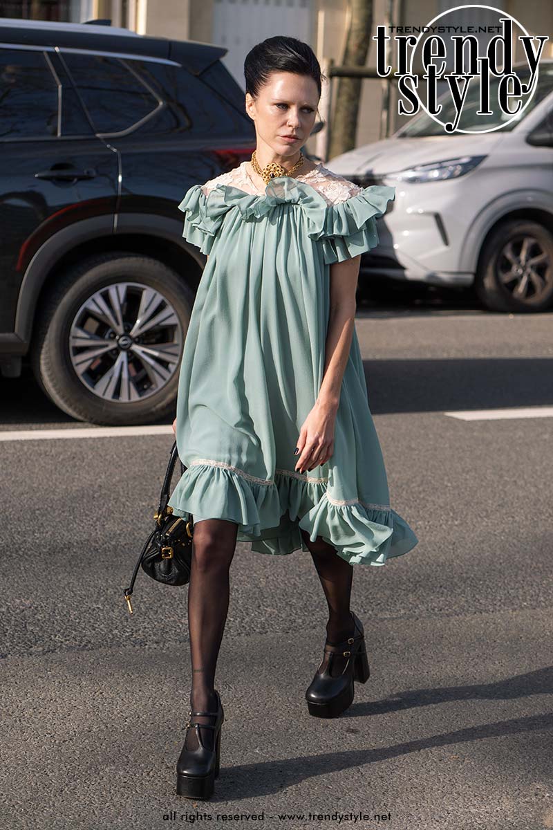 Nachtpon-achtige jurk tijdens de Paris Fashion Week. Foto Charlotte Mesman