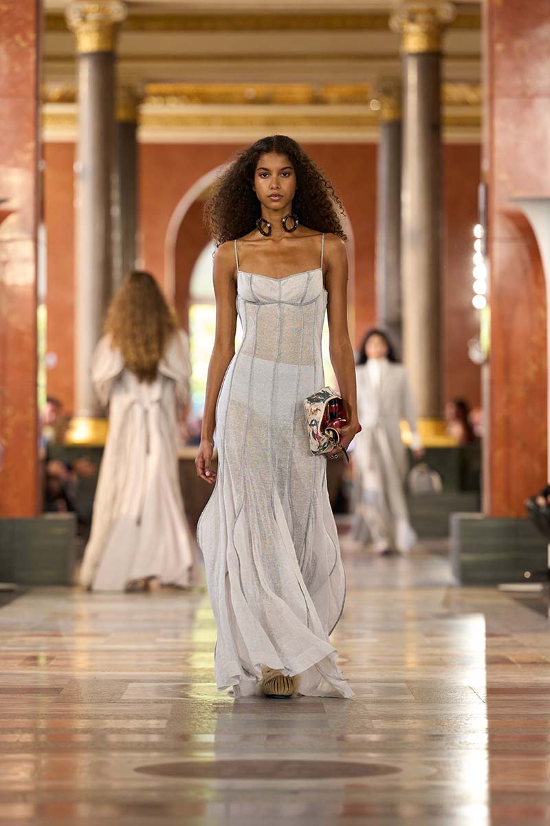 De nighie modetrend op de catwalk van Louis Vuitton lente zomer 2026. Photo courtesy of Louis Vuitton