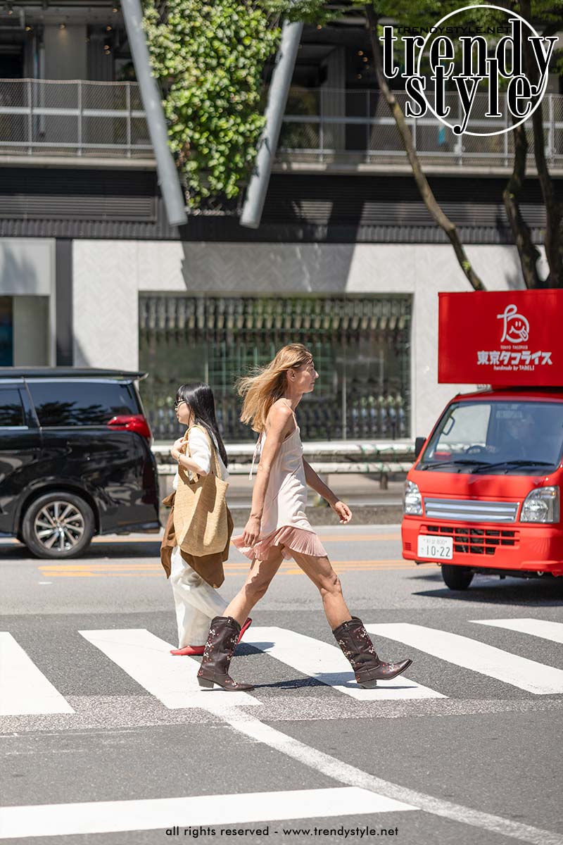 Nachtpon gedragen als dagmode op straat in Japan. Foto ADVERSUS
