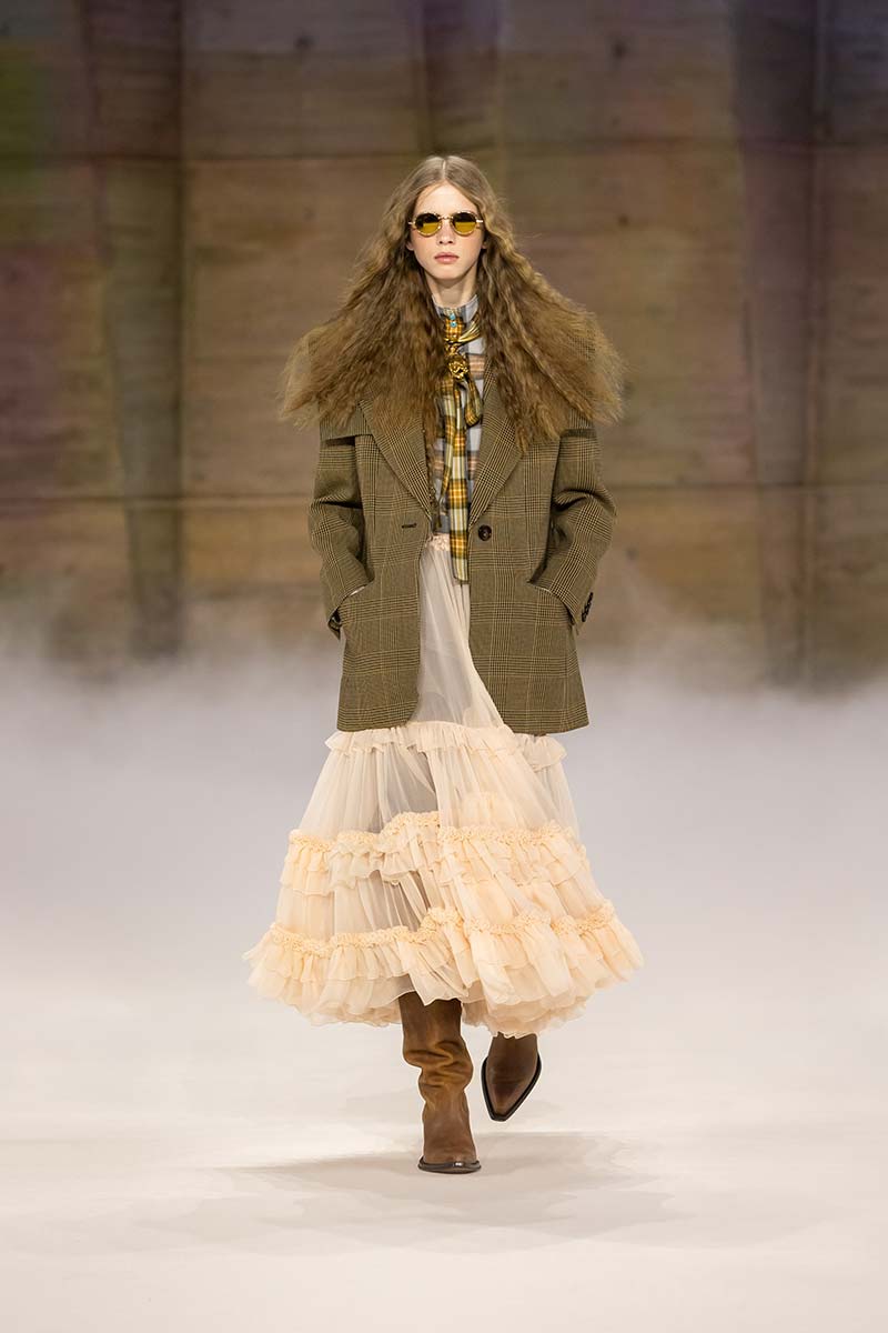 Ruitenblouses en wijde, doorzichtige rokken met stroken bij Chloé voor herfst winter 2026 2027. Photo courtesy of Chloé