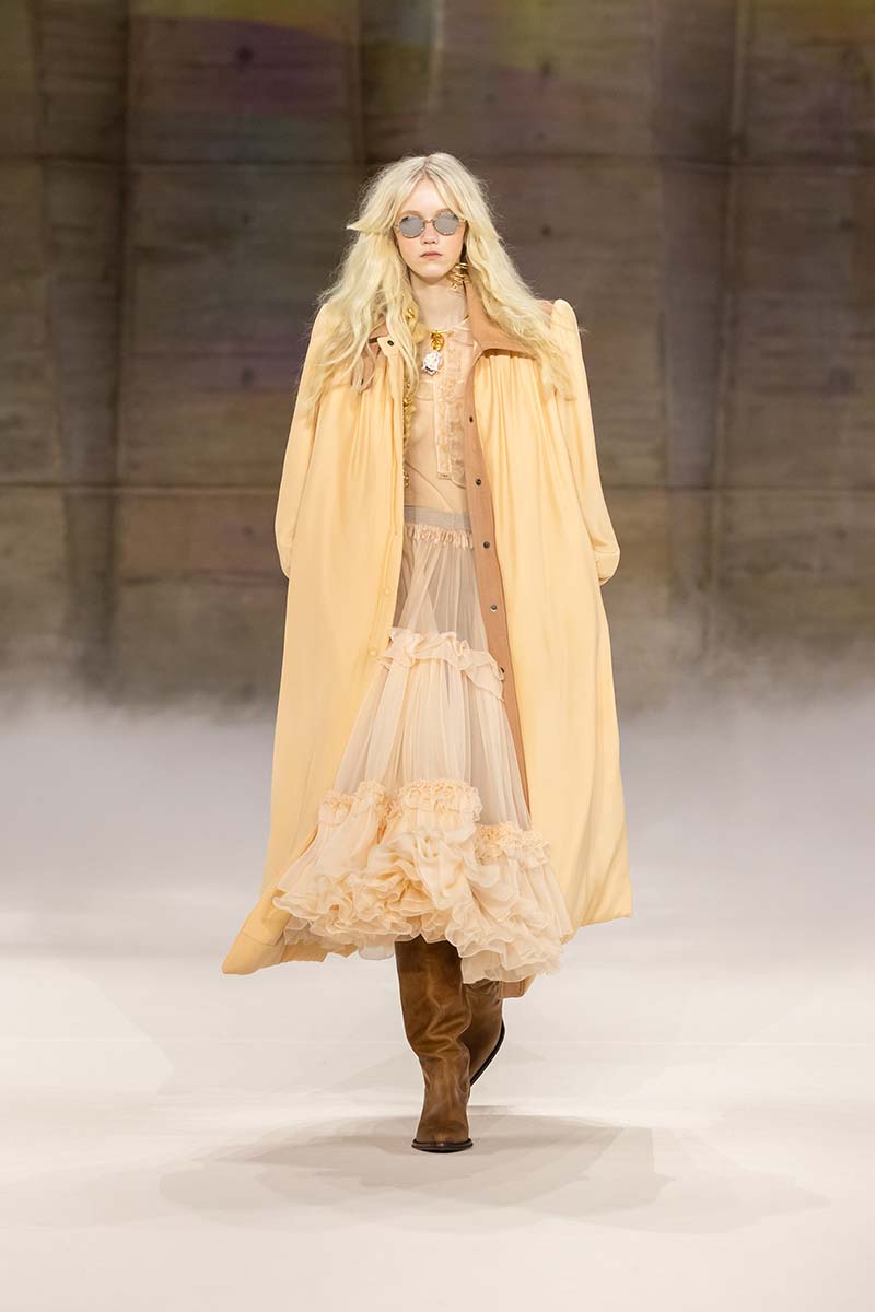 Doorzichtige materialen en stroken in de wintercollectie van Chloé. Onder de rok stoere boots. Photo courtesy of Chloé