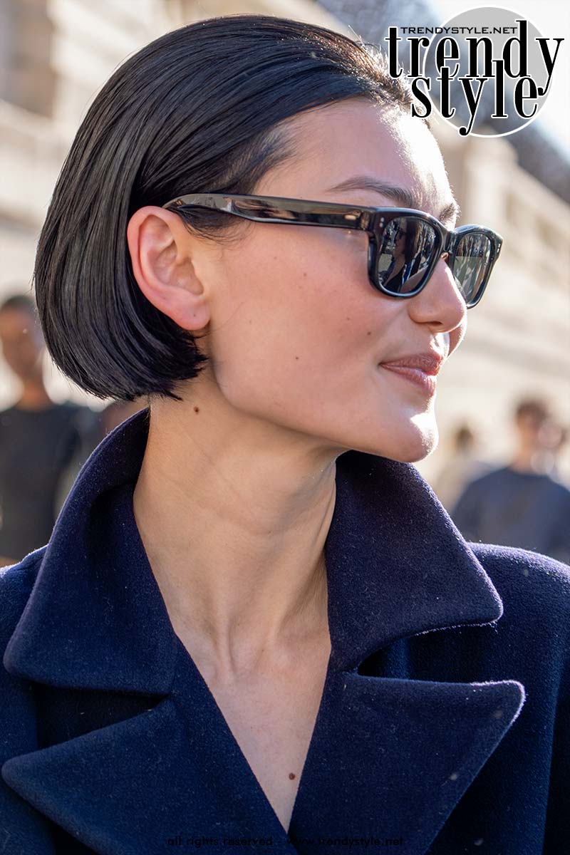 Amalie Gassmann met een gepolijste versie van de Scandi bob bij de modeshows in Parijs. Foto Charlotte Mesman