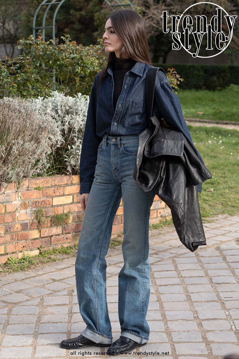 Relaxed fit jeans met opgerolde pijpen die nonchalant over zwarte mocassins vallen. Foto: Charlotte Mesman