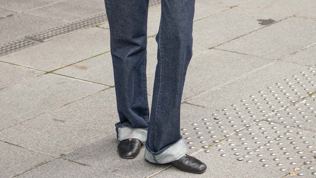 Jeans met omgeslagen pijpen zijn dé onverwachte denimtrend van 2026. Foto Charlotte Mesman