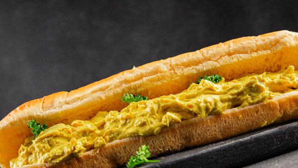 Surinaamse broodjes: deze Haagse toko’s weten er wel raad mee