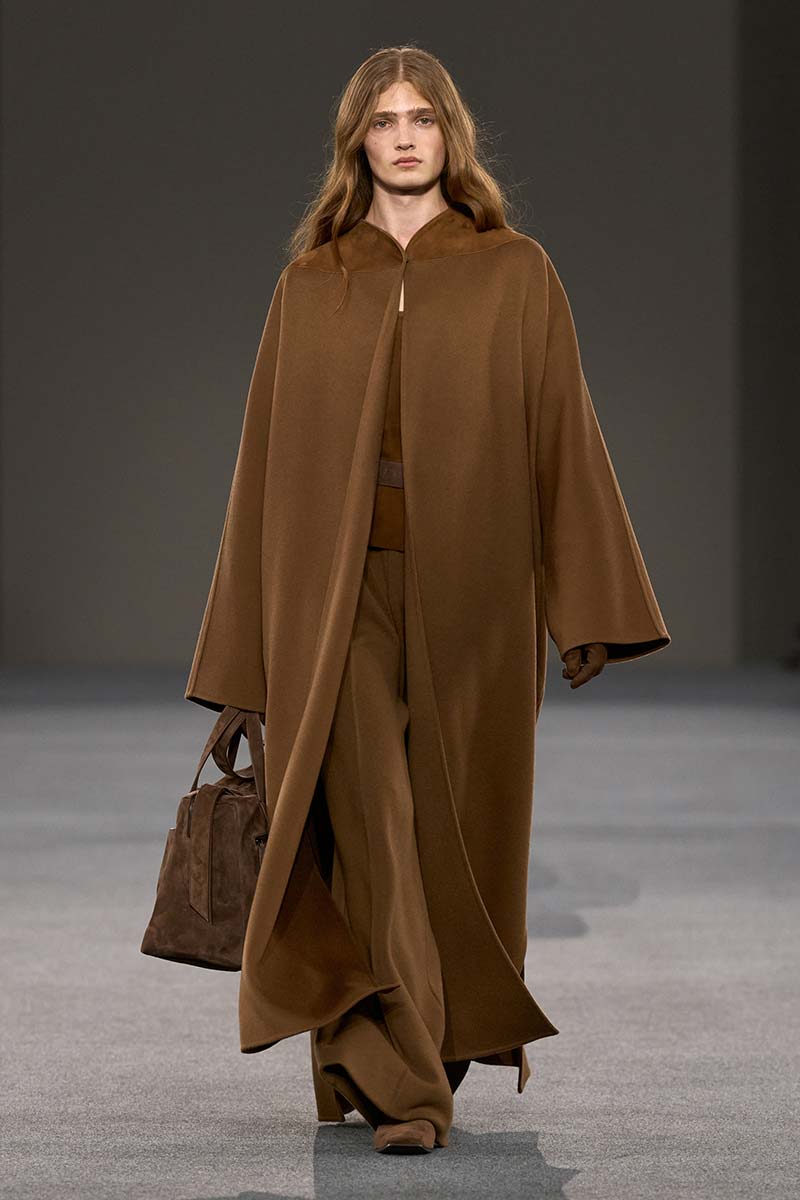 Tote bag in bruinsuède bij Max Mara. Photo courtesy of Max Mara