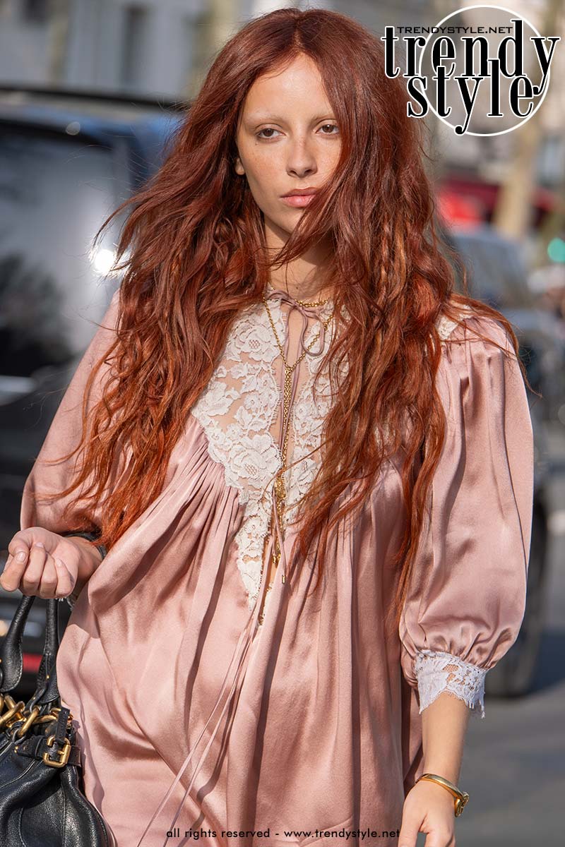 Influencer met lang los haar en een natuurlijke krullende textuur. Foto Charlotte Mesman