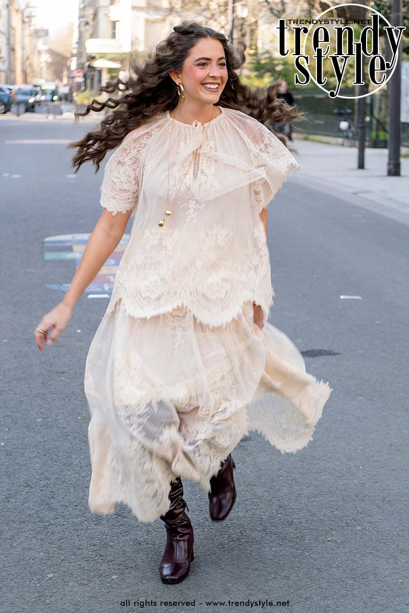 Vintage setje dat oogt als zomerjurk met lingerie feeling en met lange goudkleurige ketting als accessoire. Foto Charlotte Mesman