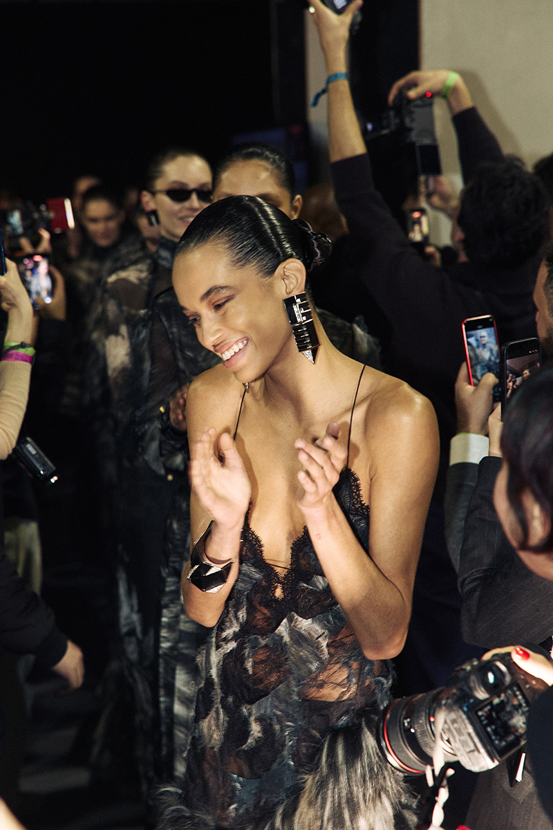 Model met bare nails backstage bij Roberto Cavalli. Photo courtesy of Roberto Cavalli