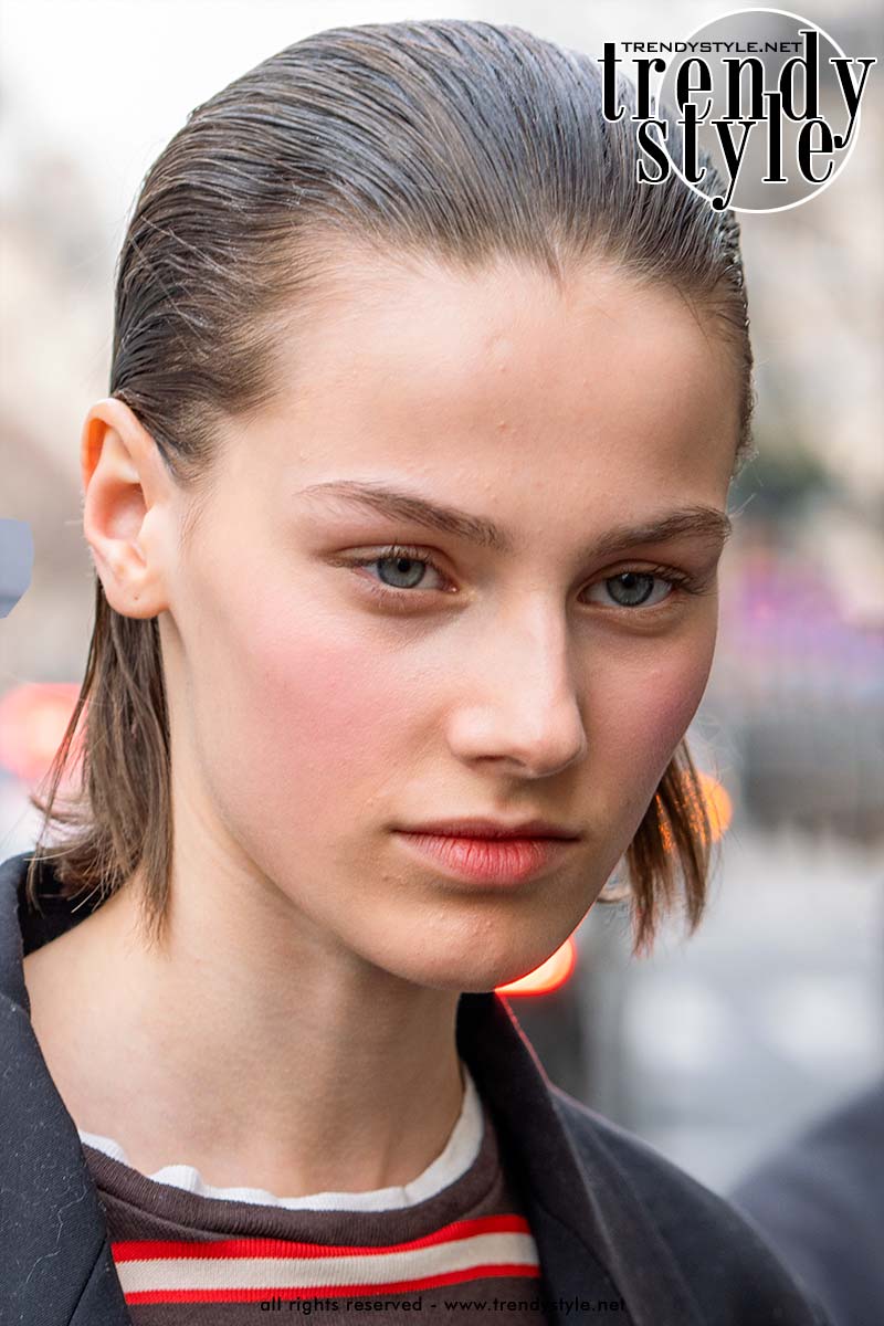 Romantische roze blush op de wangen en lager in het gezicht bij Nina Ricci. Foto Charlotte Mesman