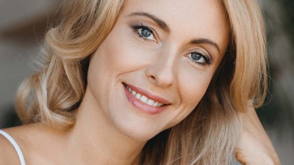 Blush na je 50e: de make-upfout waardoor je gezicht ouder kan lijken (en de eenvoudige oplossing)
