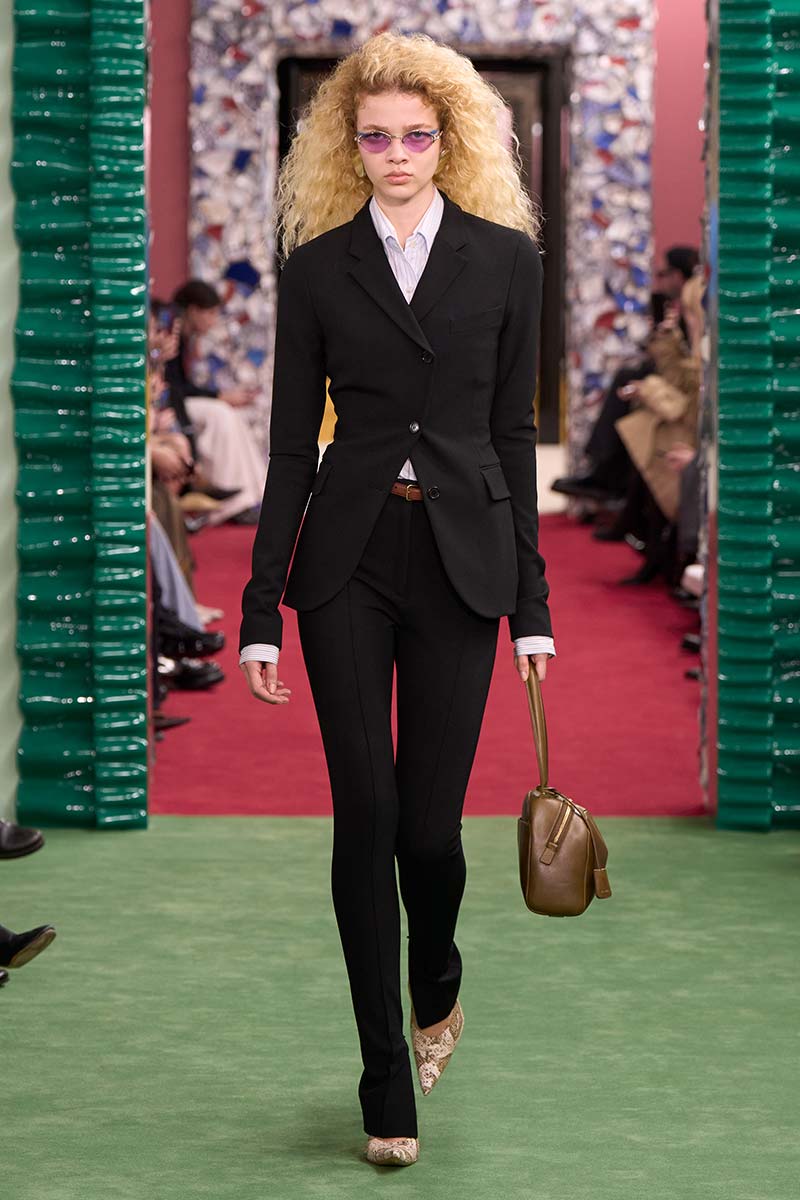 Broekentrends herfst winter 2026 2027: van oversized naar slim fit? Photo courtesy of Acne Studios