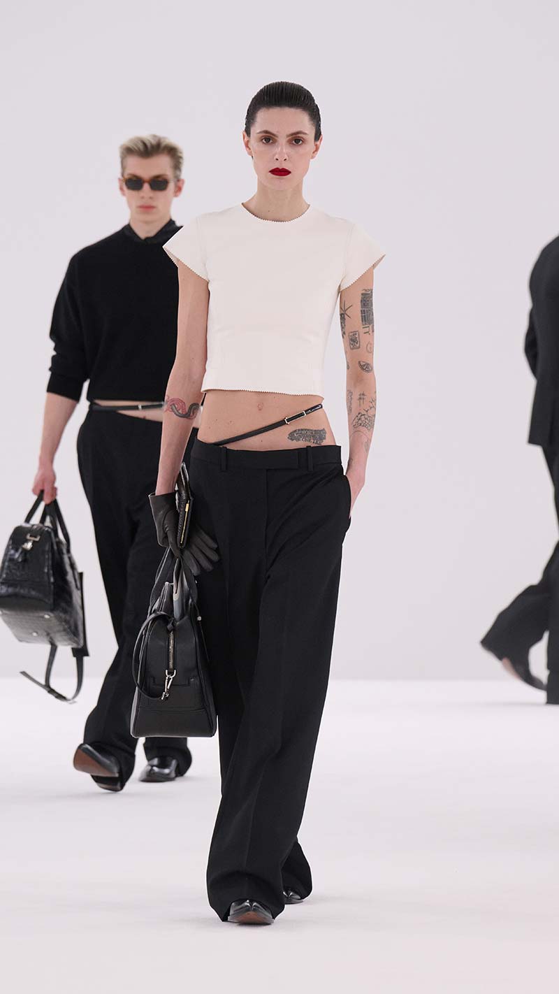 Slank afkledende pantalon met lage taille bij Tom Ford. Photo courtesy of Tom Ford