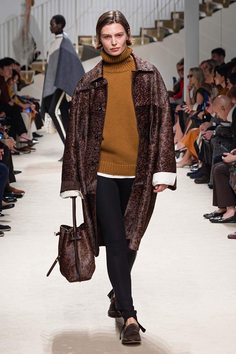 Slim fit broek geïnspireerd op de skibroek op de catwalk van Tod's. Photo courtesy of Tod's