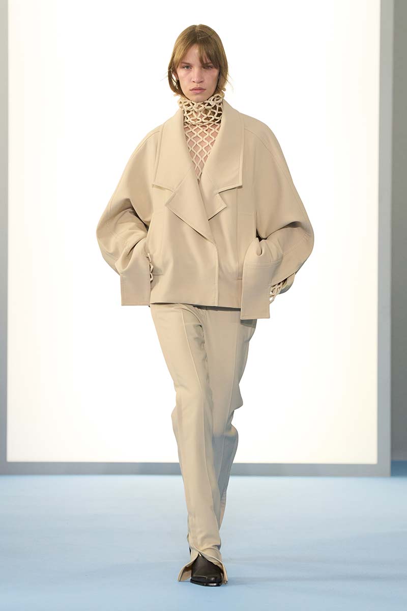 Slank gesneden broek met siernaad en extra lange broekspijpen bij Sportmax. Photo courtesy of Sportmax