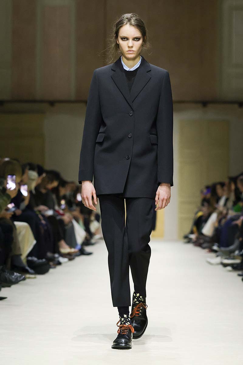 Slank afkledende broek met broekspijpen tot boven de enkel bij Prada. Photo courtesy of Prada
