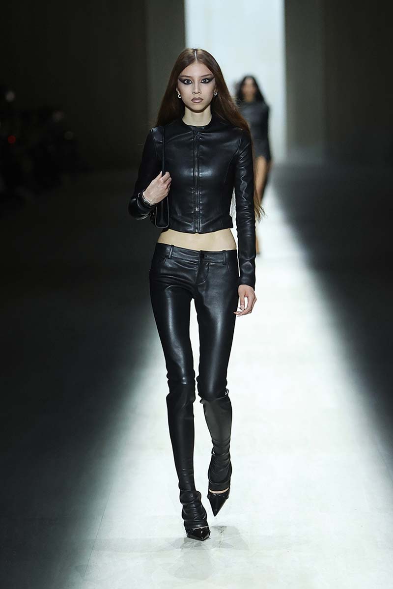 Strakke leren broek bij Gucci voor herfst winter 2026 2027. Photo courtesy of Gucci