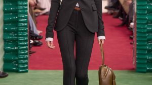Broekentrends herfst winter 2026 2027: van oversized naar slim fit? Photo courtesy of Acne Studios