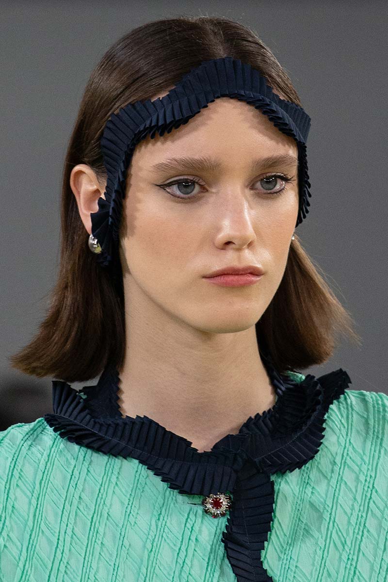Micro-liner met liftende wing op de catwalk van Vivetta. Photo courtesy of Vivetta