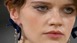 Eyeliner is terug: dit zijn de mooiste eyeliner trends voor herfst/winter 2026-2027. Photo courtesy of Vivetta