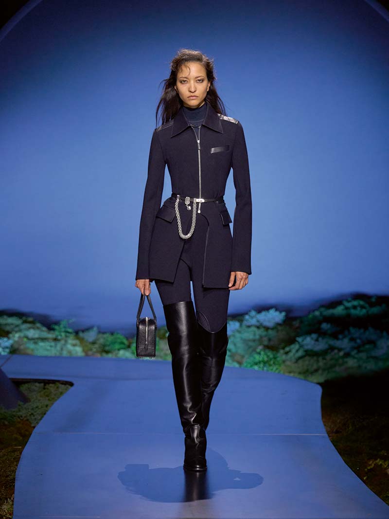 Dijhoge laarzen over een legging in dezelfde kleur bij Hermès. Photo courtesy of Hermès