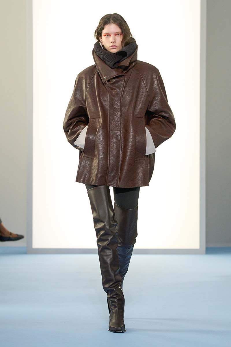 Lieslaarzen in een ton-sur-ton look bij Sportmax. Photo courtesy of Sportmax