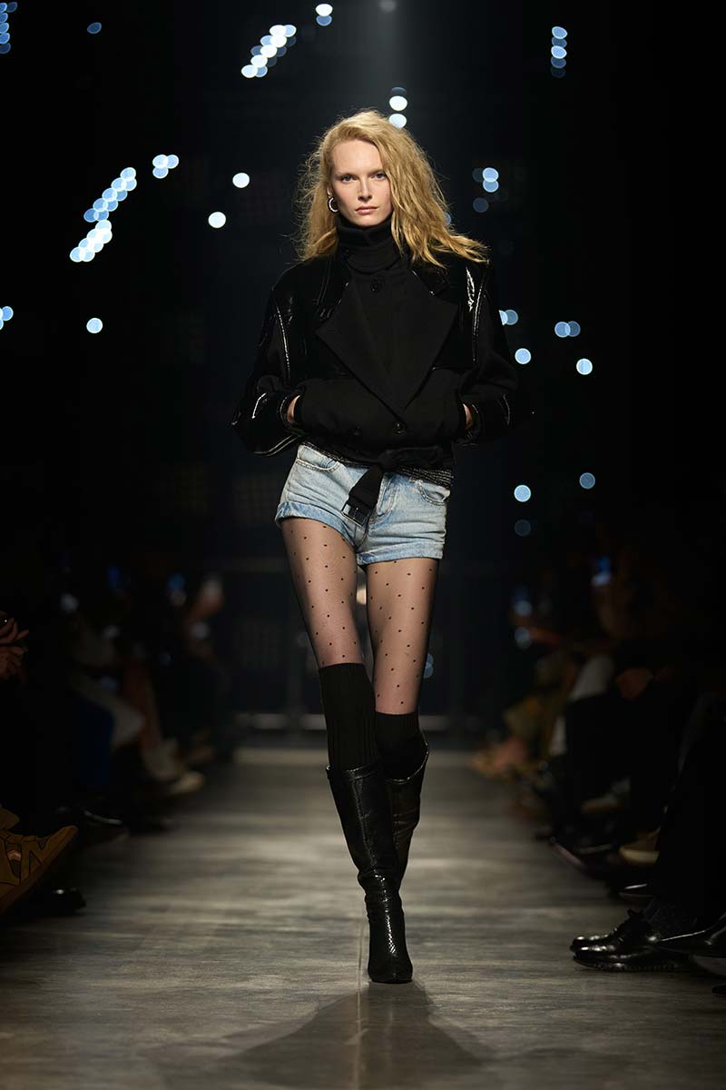 Over knee kousen in dezelfde kleur als de laarzen voor langere benen. Photo courtesy of Isabel Marant
