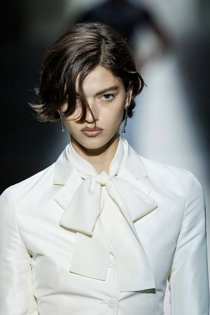 Bruine lipliner in jaren stijl op de catwalk van Gucci voor herfst winter 2026 2027. Photo courtesy of Gucci