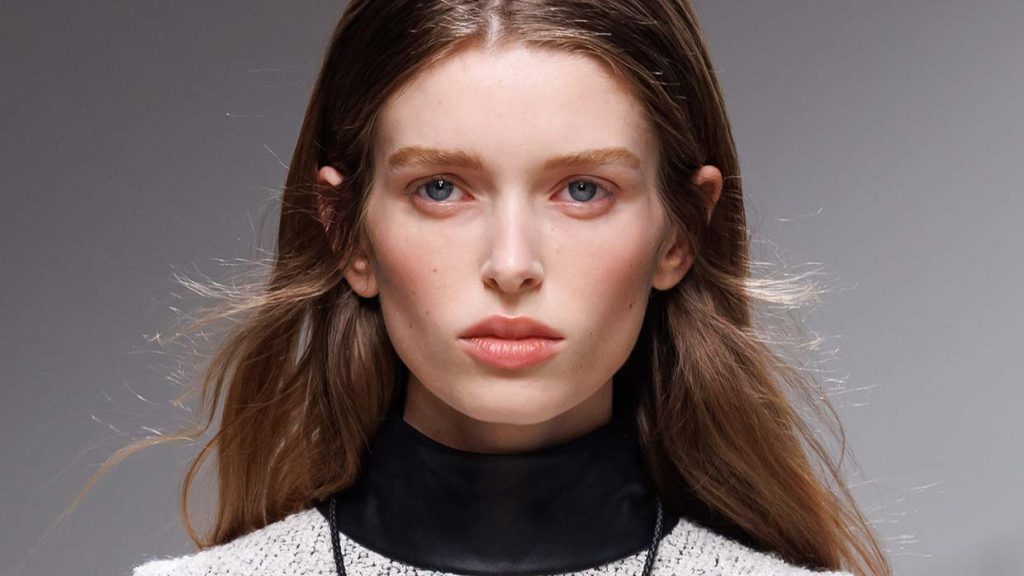 Warme make-upkleuren die gezien mogen worden voor ogen, wangen en lippen in moderne jaren 90 stijl. Photo courtesy of Tod's