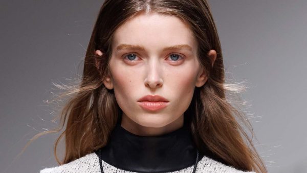 Warme make-upkleuren die gezien mogen worden voor ogen, wangen en lippen in moderne jaren 90 stijl. Photo courtesy of Tod's