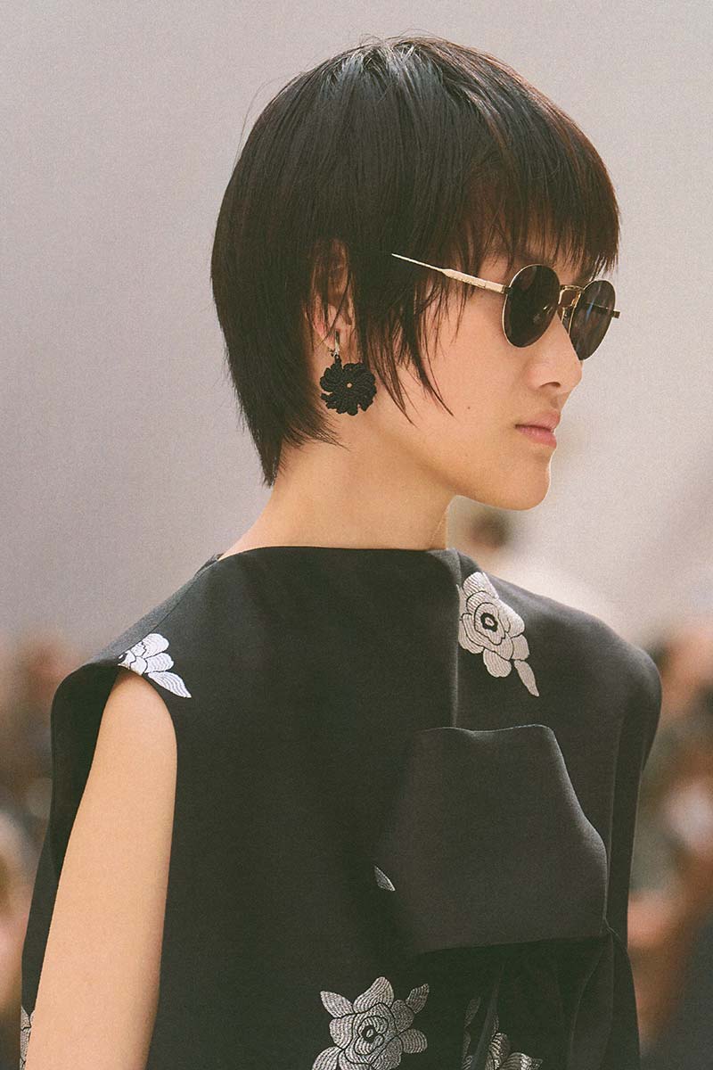 Micro bob met futuristische twist dankzij de gelaagde structuur op de catwalk van Celine. Photo courtesy of Celine