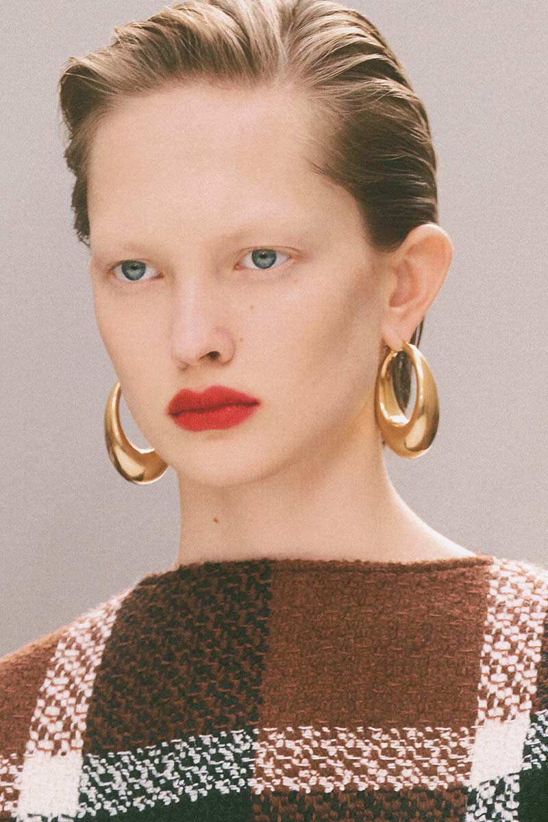 Kort kapsel met wet-look slick-back styling bij Celine. Photo courtesy of Celine