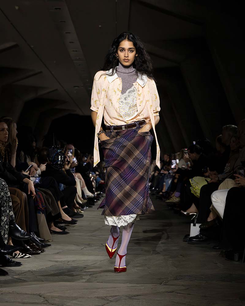 Layering met lef en fantasie bij Rabanne met als ultieme stylingsvondst het satijnen hemdje. Photo courtesy of Rabanne
