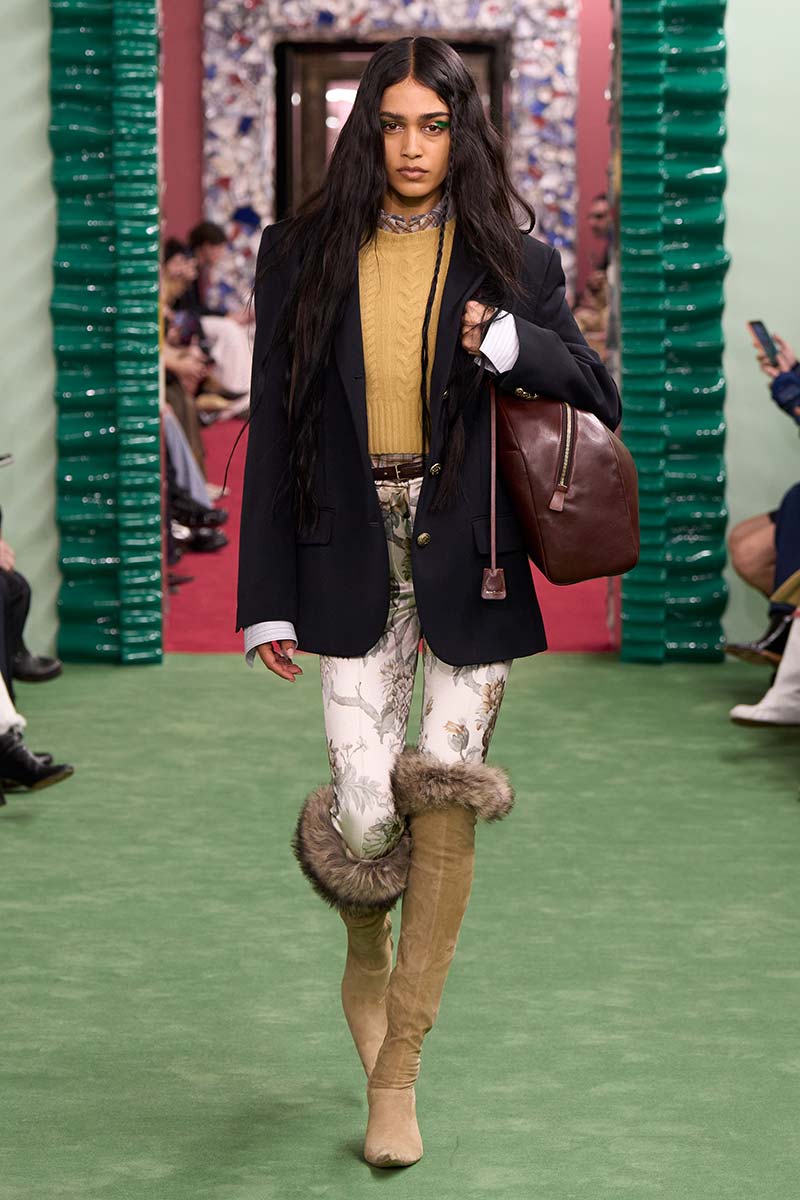 Een blouse met daarover een korte trui en een oversized blazer op leggings met fantasie bij Acne Studios. Photo courtesy of Acne Studios
