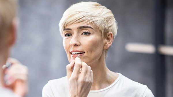 De mooiste lippenstift voor vrouwen 50+: zo kies je de juiste kleur en finish