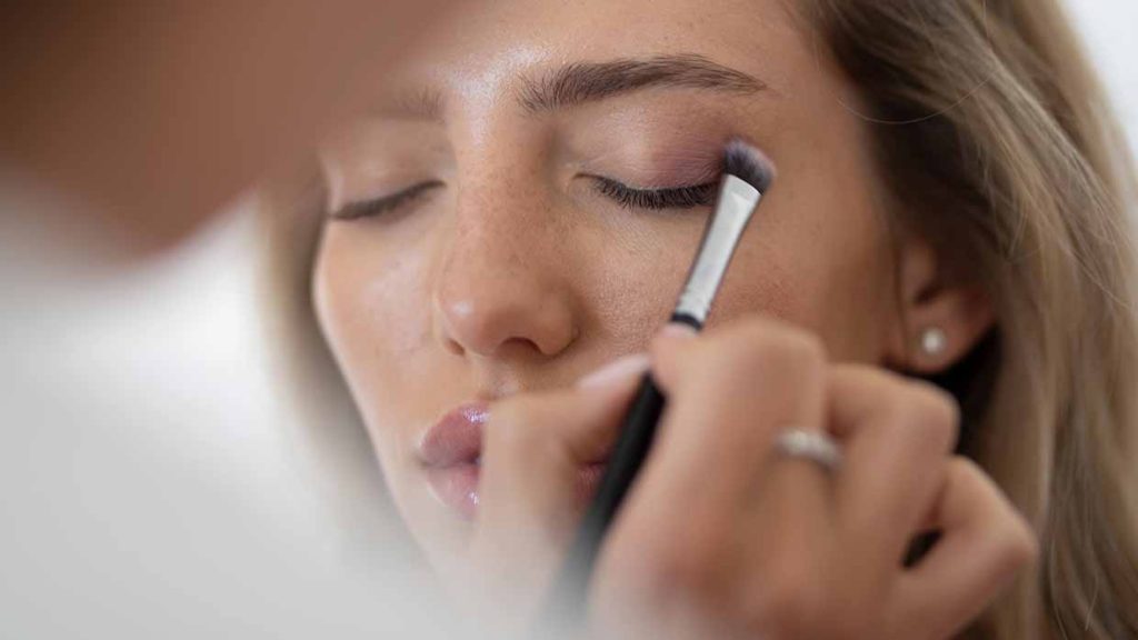 Make-up voor hangende oogleden (50+): zo creëer je een frisse, open blik