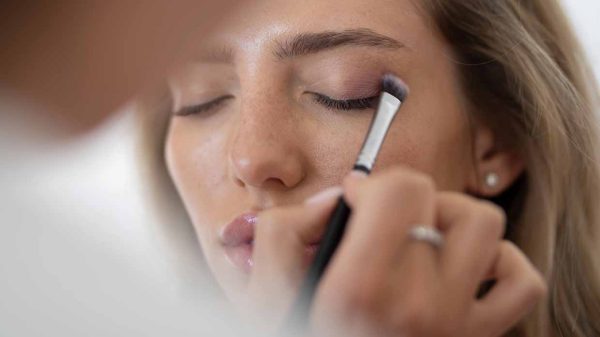 Make-up voor hangende oogleden (50+): zo creëer je een frisse, open blik
