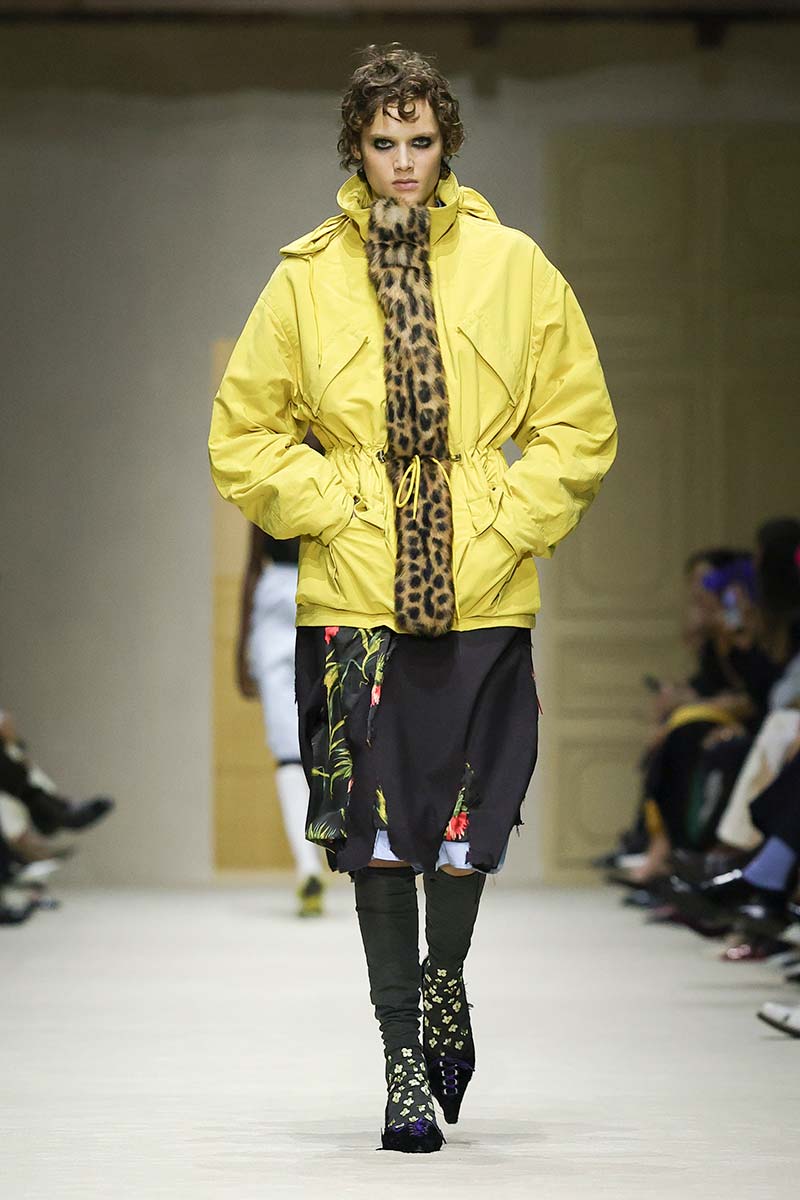 Sportief jack met animalier detail. Let ook op het bloemenpatroon op de rok. Photo courtesy of Prada