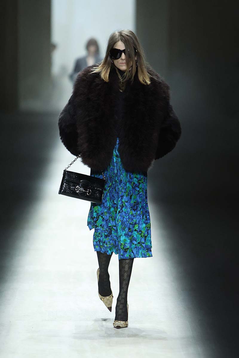 Rok met een gestileerd blauw-groene bloemendessin bij Gucci. Photo courtesy of Gucci