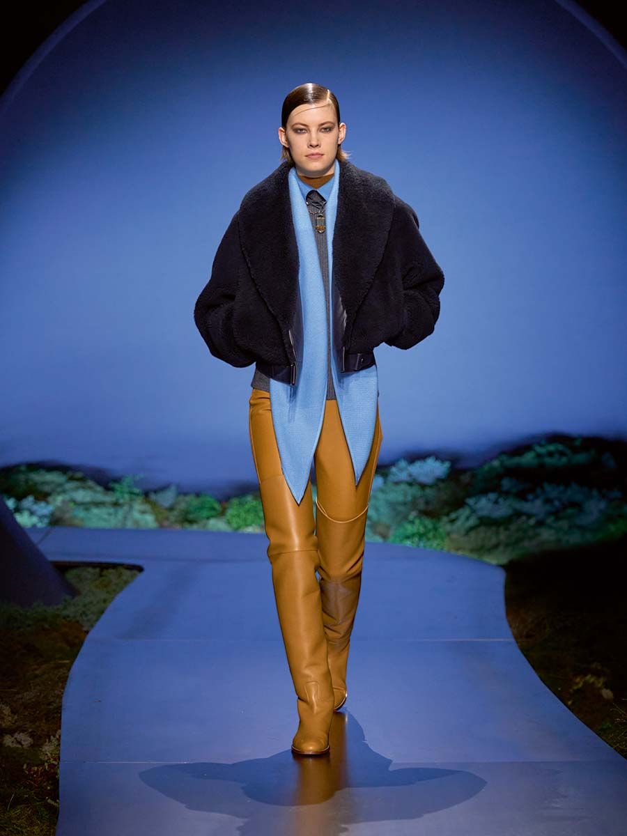 Lichtblauw als verfrissende tegenhanger voor de klassieke modekleuren voor herfst/winter 2026-2027. Photo courtesy of Hermès