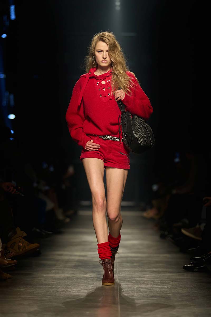Een compleet rode look op de catwalk van Isabel Marant. De bruine laarzen maken de look stoer. Photo courtesy of Isabel Marant